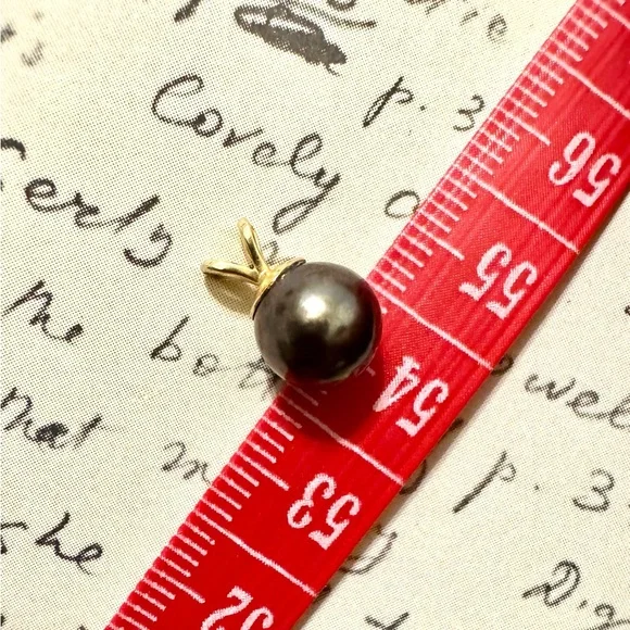 Black Tahitian pearl pendant with 14k gold bail - Picture 4 of 5